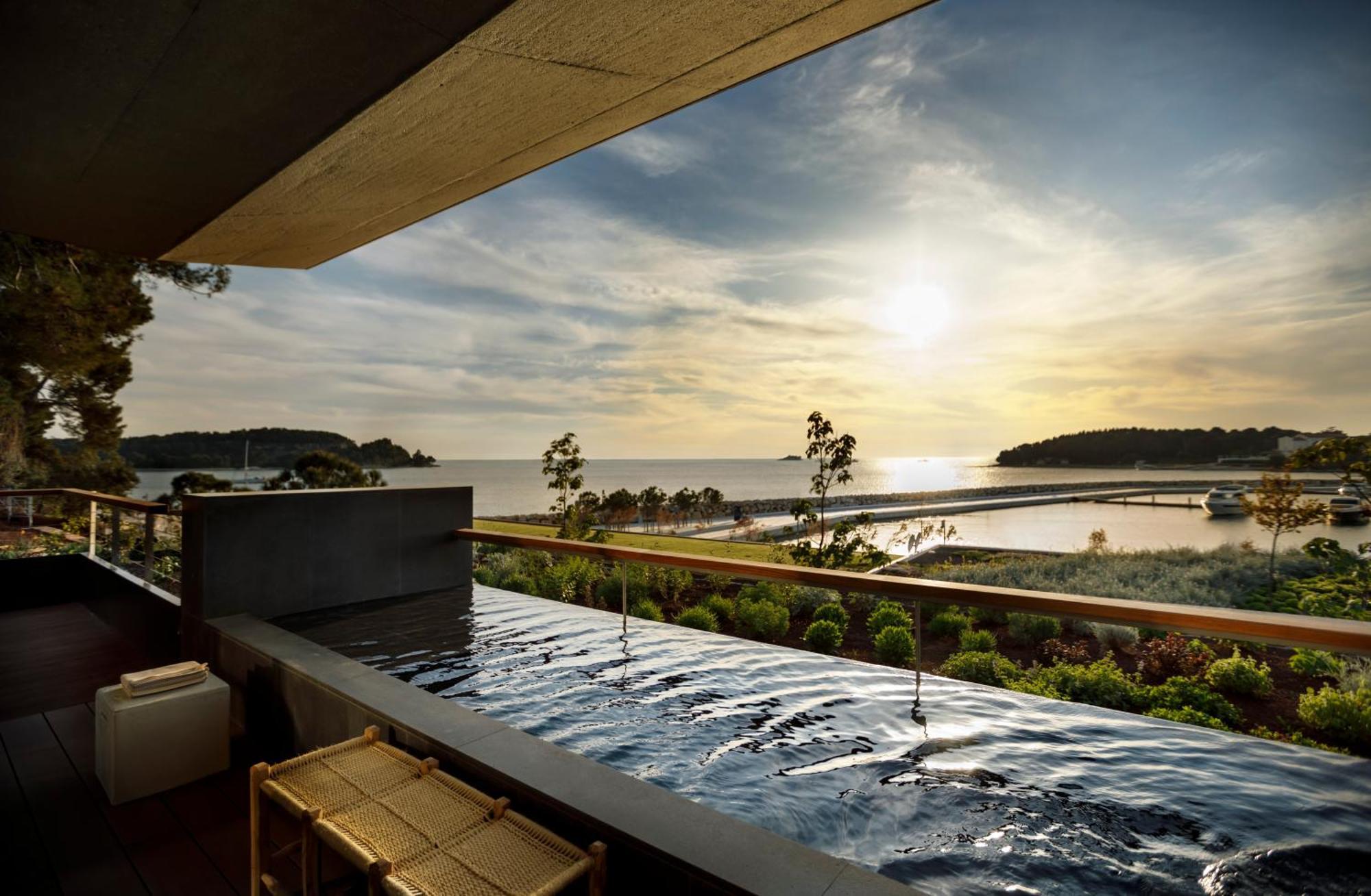 Grand Park Hotel Rovinj By Maistra Collection 部屋 写真 View from the hotel